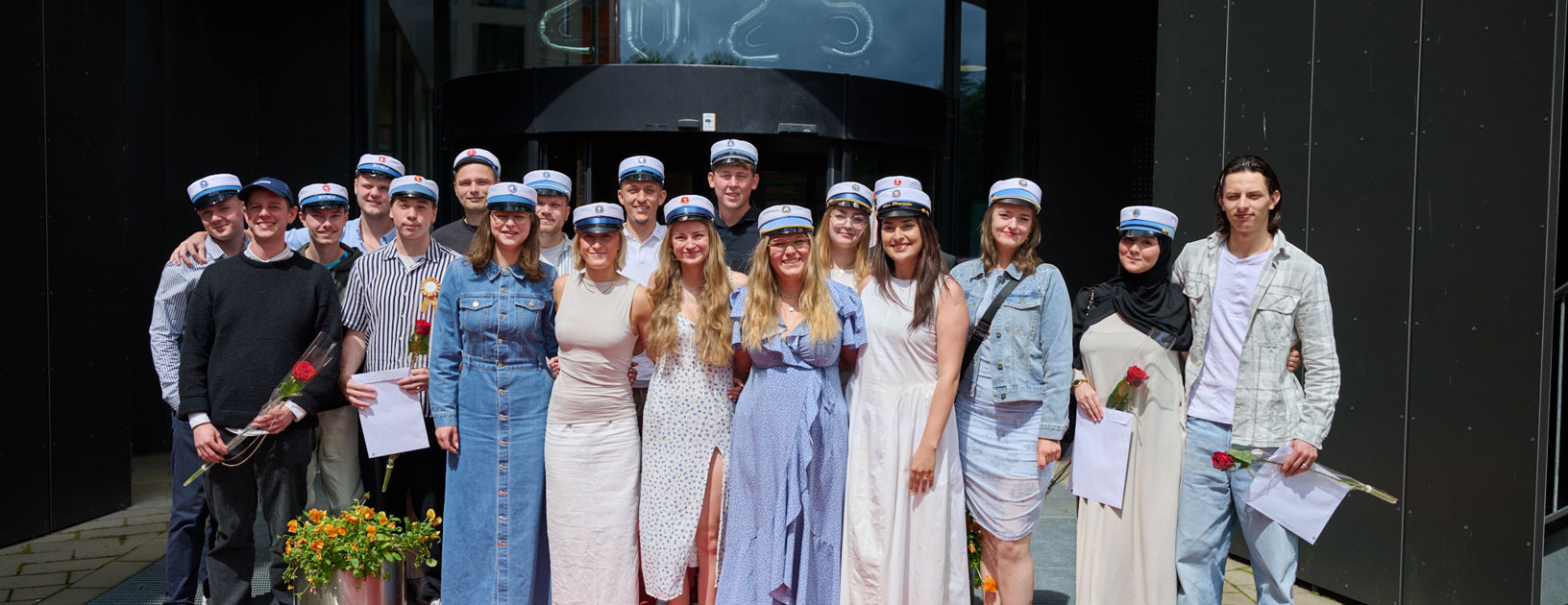 HF studenter foran hovedingangen